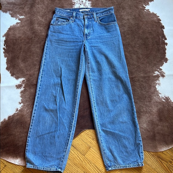 Levi’s Baggy Dad in Medium Wash - Picture 2 of 5